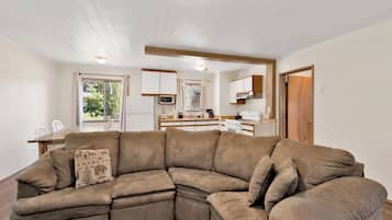 Cabin, Multiple Beds, Patio, Mountain View (111) | Living area