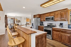 House, Multiple Beds, Patio, Partial Sea View (1475) | Private kitchen - I Love View #1475 (Big Bear City)