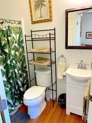 Chambre Deluxe double | Salle de bain | Ensemble baignoire-douche, baignoire profonde, séchoir à cheveux