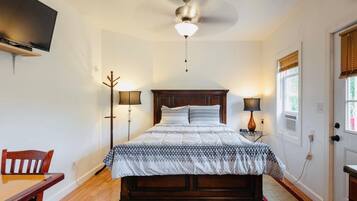 4. The Blackberry Room | Yksilöllisesti sisustettu, yksilöllisesti kalustettu, työpöytä