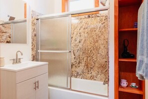 7. The Mulberry Room | Bathroom | Combined shower/bathtub, deep-soaking bathtub, hair dryer, towels - Micosta Leisure Inn (Hudson)