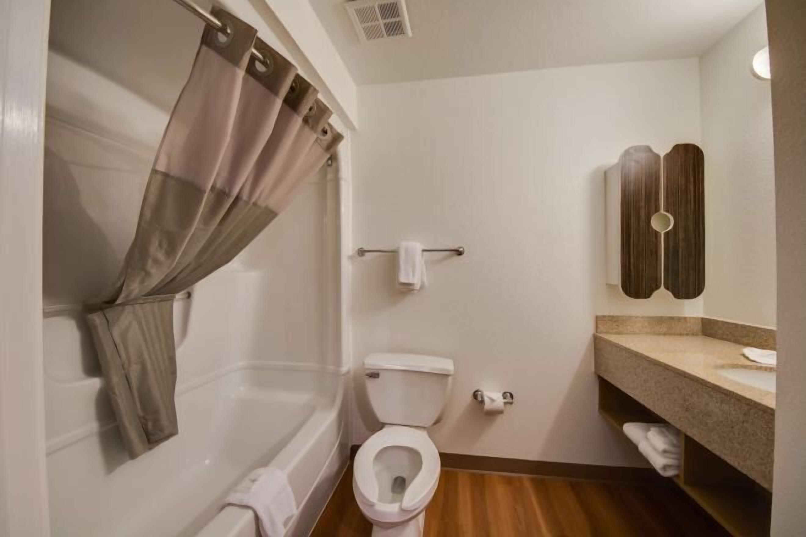 Combined shower/tub, towels