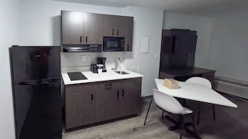 Cafetera/tetera, refrigerador, microondas, placa de cocina