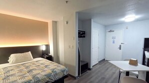Escritorio, cortinas opacas, wifi gratis y ropa de cama