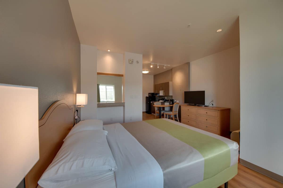 Escritorio, cortinas blackout, wifi gratis y ropa de cama