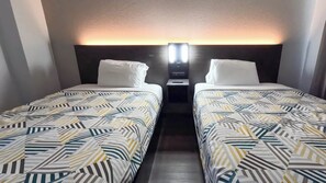 Een bureau, verduisterende gordijnen, gratis wifi, beddengoed