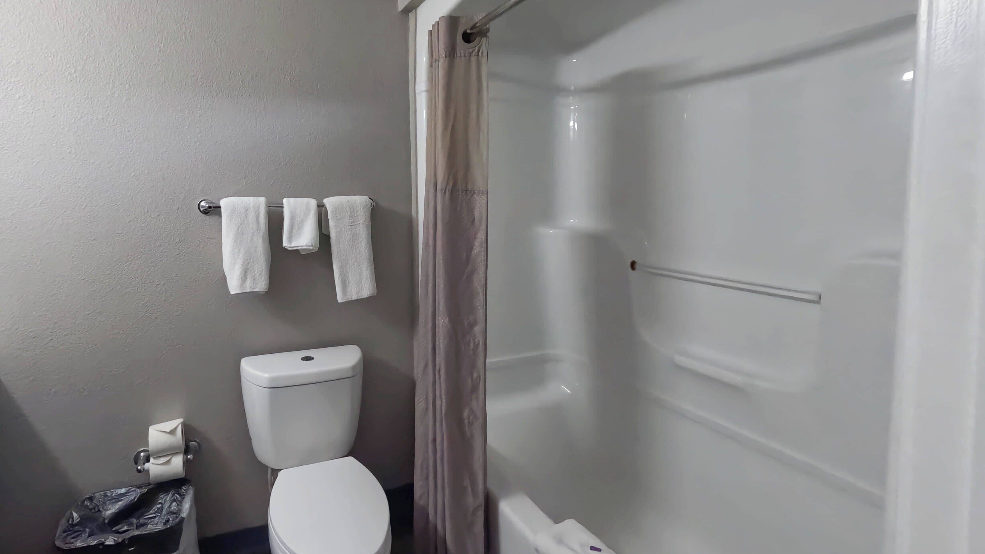 Combined shower/tub, towels