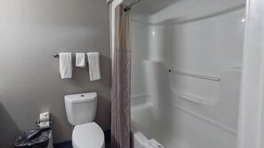 Ducha y bañera combinadas y toallas