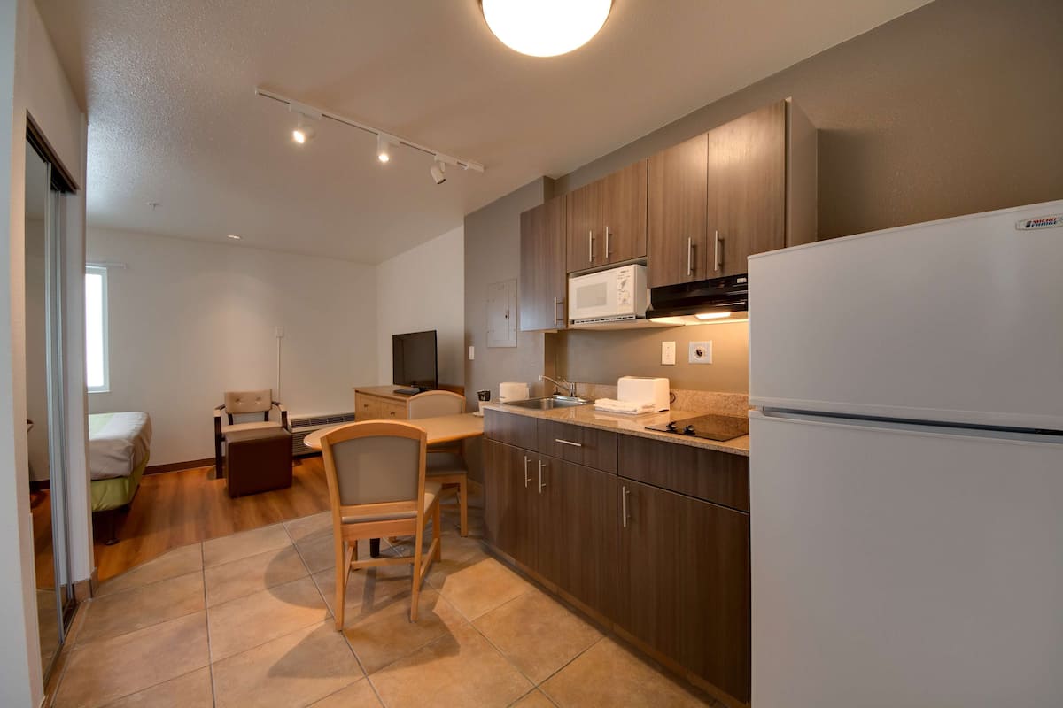 Schreibtisch, Verdunkelungsvorhänge, kostenloses WLAN, Bettwäsche