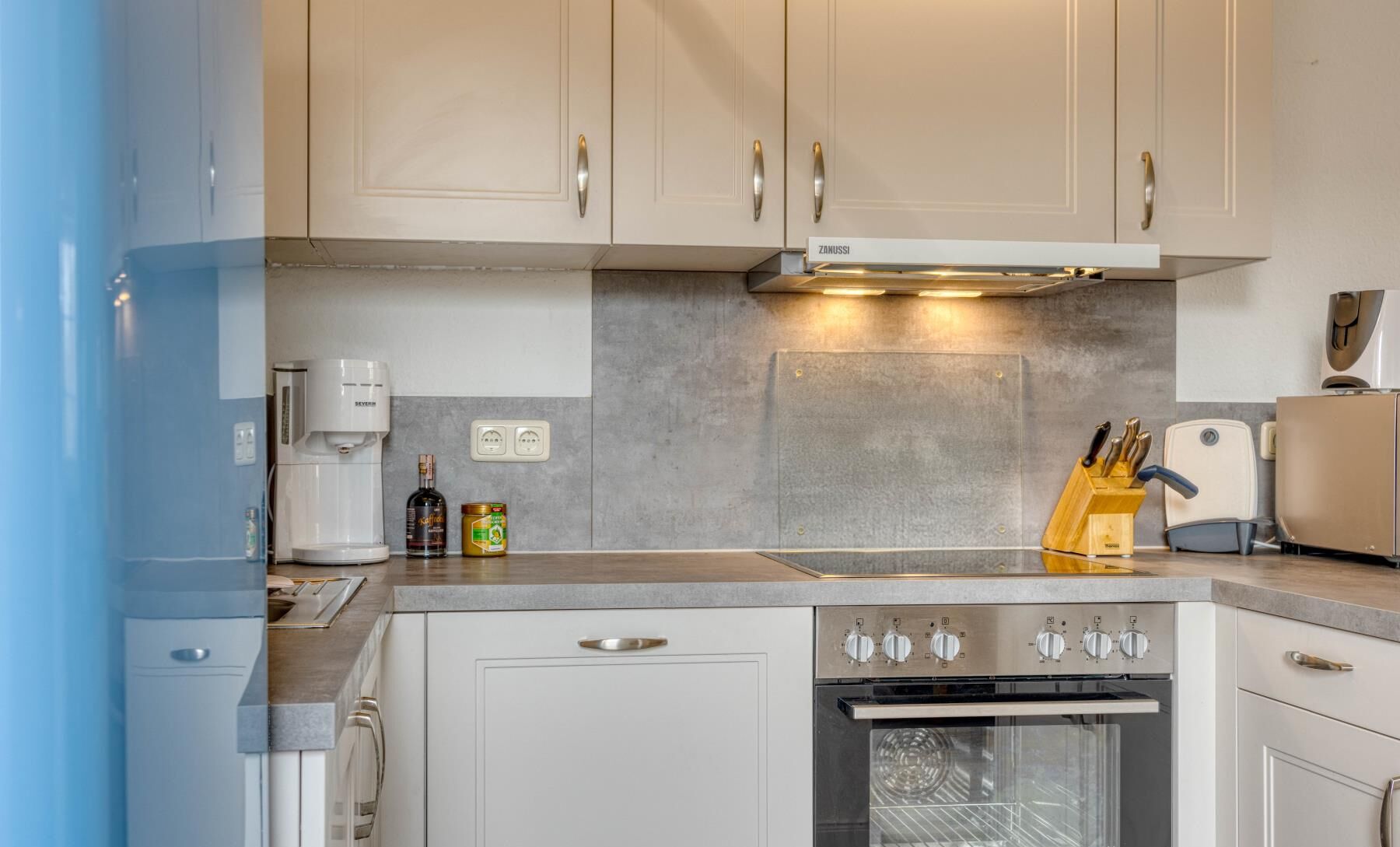 冷蔵庫、電子レンジ、オーブン、コンロ