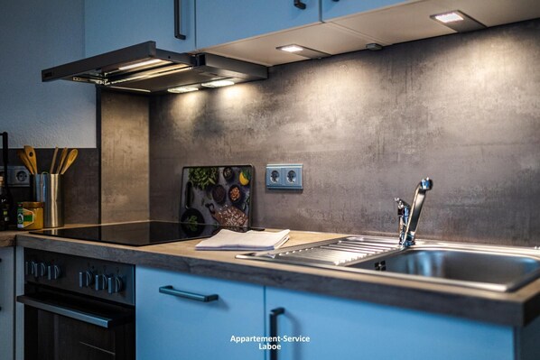 Réfrigérateur, micro-ondes, four, plaque de cuisson