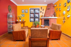 Lobby sitting area - Hostal Riviera Sucre (Otavalo)