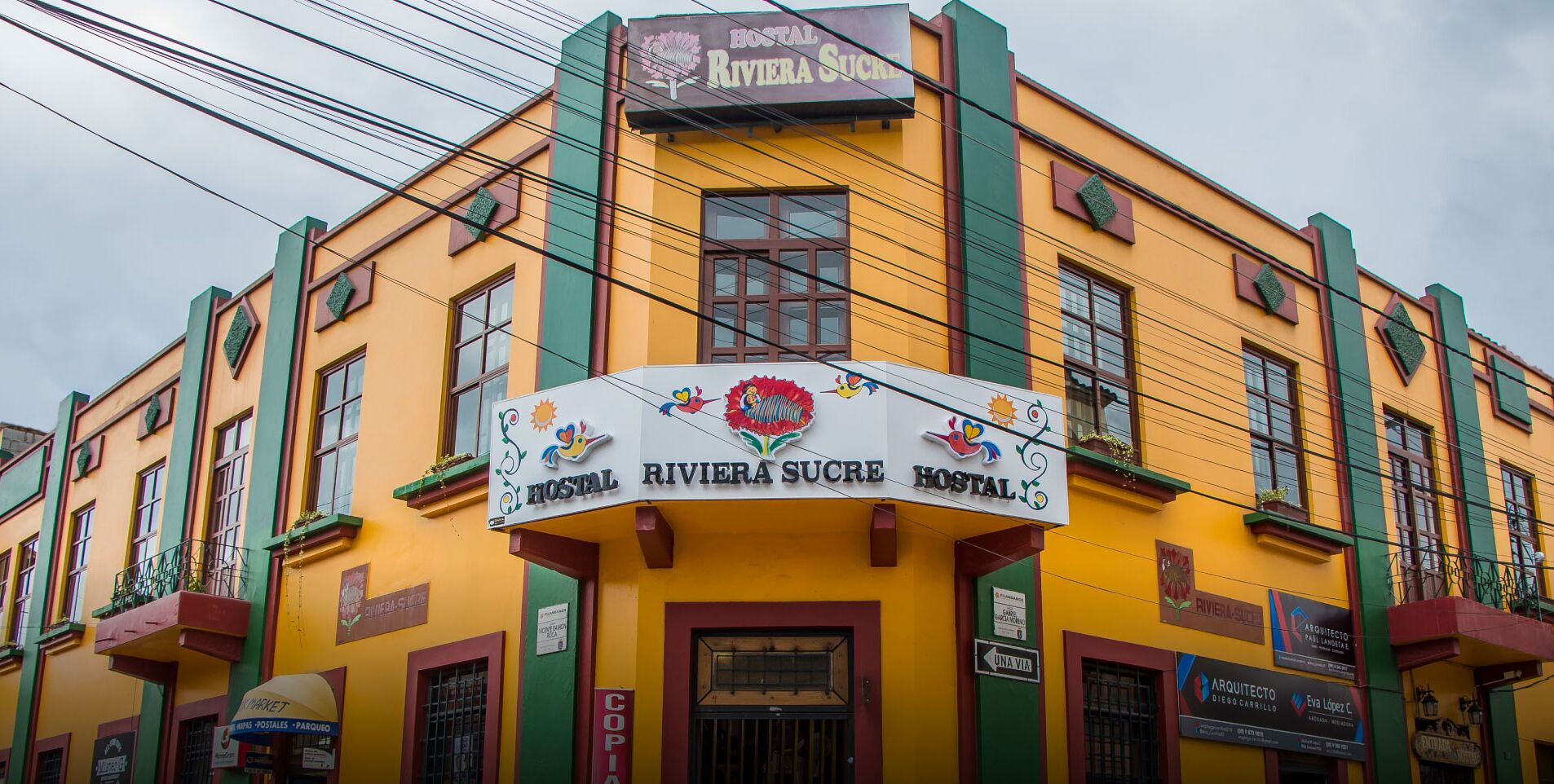 Un edificio con un cartello che riporta la scritta "Hostal Riviera Sucre".