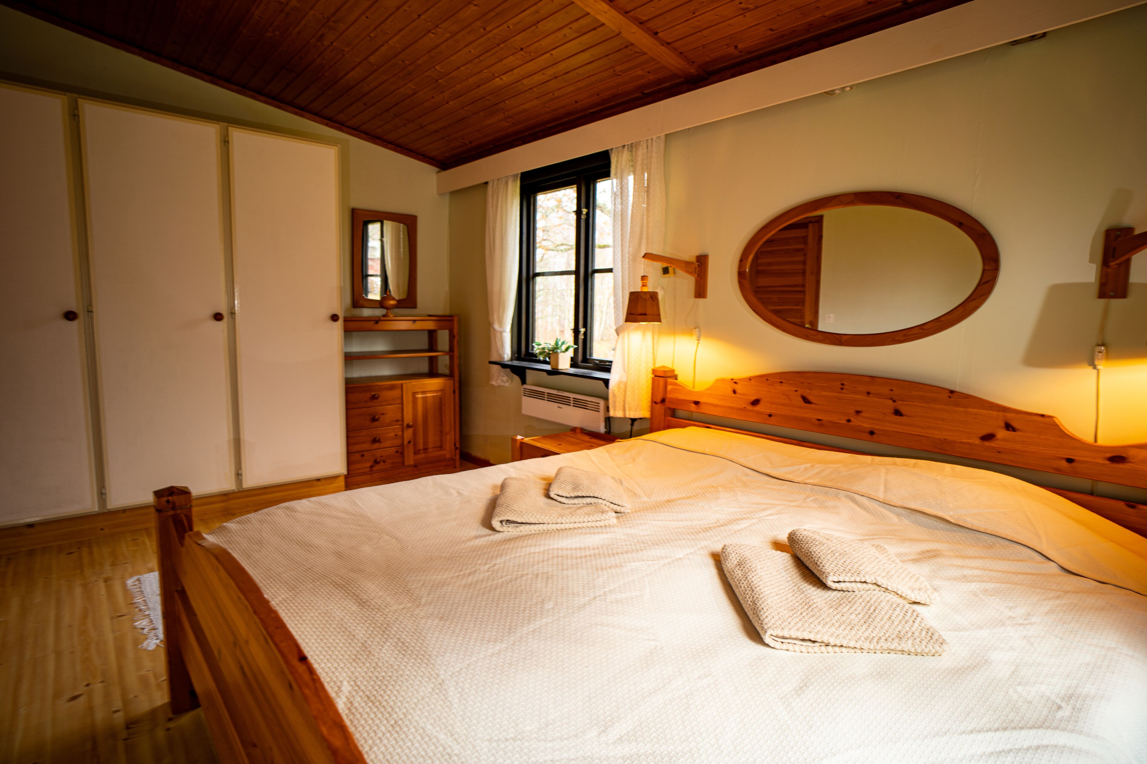 3 bedrooms, iron/ironing board, bed sheets