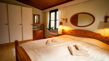 3 bedrooms, iron/ironing board, bed sheets