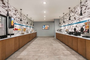 Free daily buffet breakfast - La Quinta Inn & Suites by Wyndham College Station North (College Station)