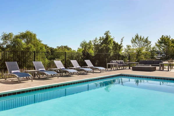 Outdoor pool, sun loungers - La Quinta Inn & Suites by Wyndham College Station North (College Station)