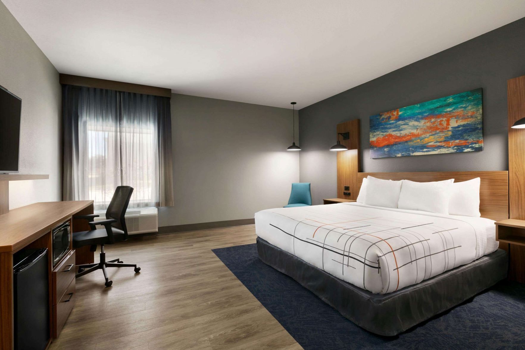 Escritorio, cortinas blackout, wifi gratis y ropa de cama 