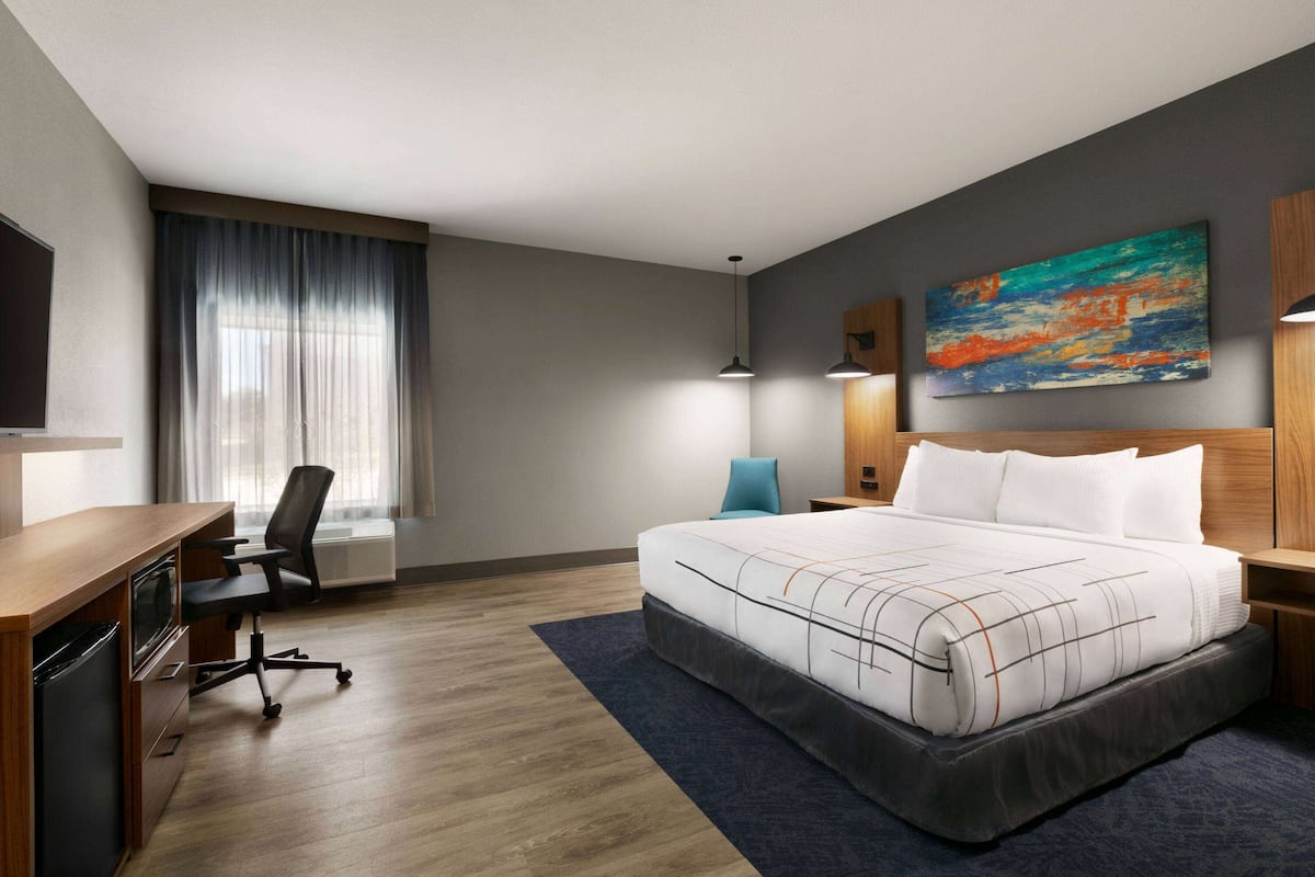 room, 1 king bed, accessible, non smoking (tub with grab bars) | desk, blackout curtains, free wifi, bed sheets