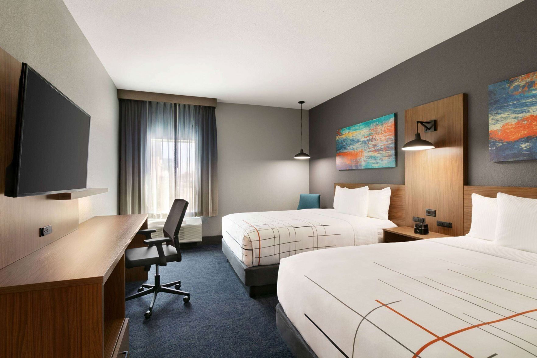 Escritorio, cortinas blackout, wifi gratis y ropa de cama 