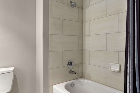 La Quinta Inn Suites by Wyndham Orlando IDrive Theme Parks - Image 5
