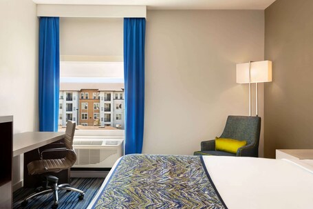 La Quinta Inn Suites by Wyndham Orlando IDrive Theme Parks - Image 32