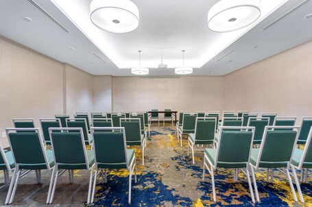 La Quinta Inn Suites by Wyndham Orlando IDrive Theme Parks - Image 19