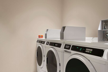 La Quinta Inn Suites by Wyndham Orlando IDrive Theme Parks - Image 23