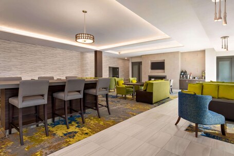 La Quinta Inn Suites by Wyndham Orlando IDrive Theme Parks - Image 25