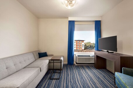 La Quinta Inn Suites by Wyndham Orlando IDrive Theme Parks - Image 21
