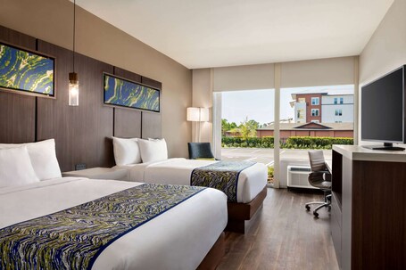 La Quinta Inn Suites by Wyndham Orlando IDrive Theme Parks - Image 7