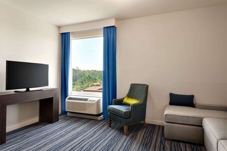 La Quinta Inn Suites by Wyndham Orlando IDrive Theme Parks - Image 20