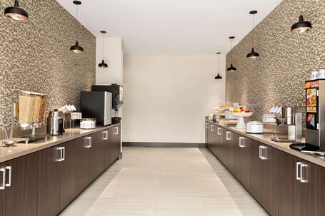 La Quinta Inn Suites by Wyndham Orlando IDrive Theme Parks - Image 3