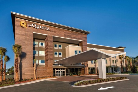 La Quinta Inn Suites by Wyndham Orlando IDrive Theme Parks - Image 12