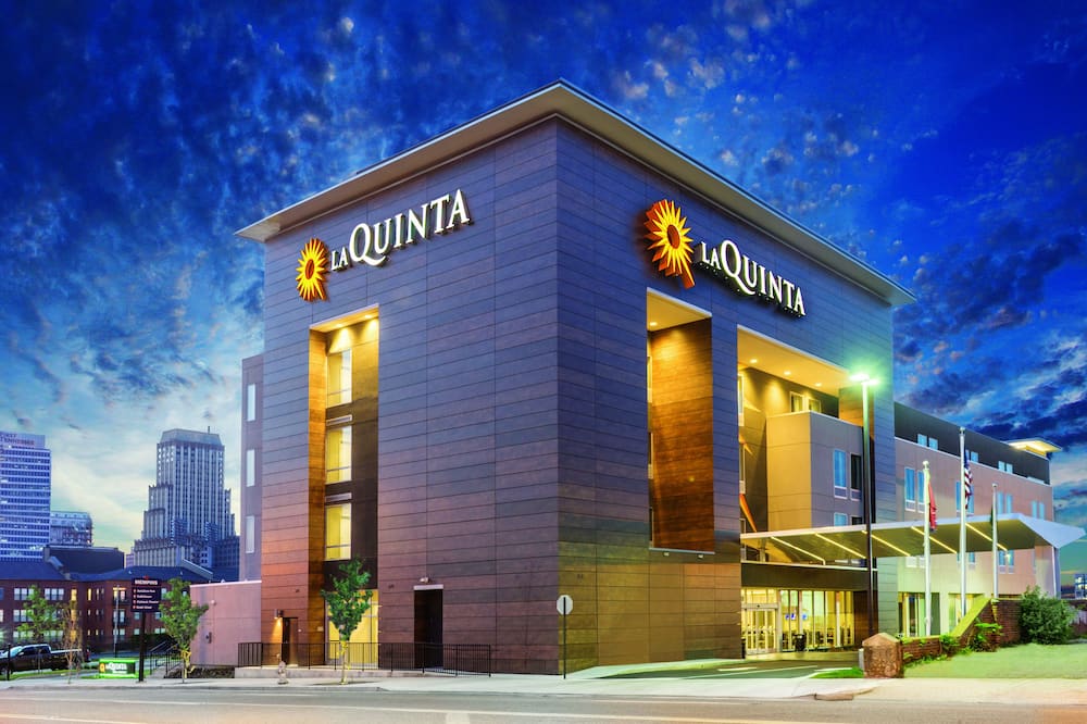 La Quinta Inn & Suites by Wyndham Orlando - IDrive Theme Parks