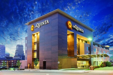 La Quinta Inn Suites by Wyndham Orlando IDrive Theme Parks - Image 2
