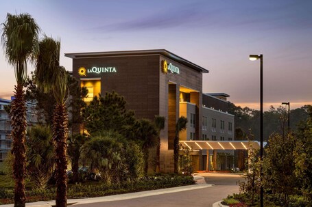 La Quinta Inn Suites by Wyndham Orlando IDrive Theme Parks - Image 11