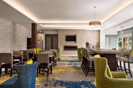 La Quinta Inn Suites by Wyndham Orlando IDrive Theme Parks - Image 15
