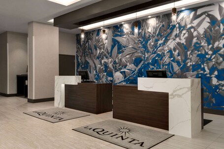 La Quinta Inn Suites by Wyndham Orlando IDrive Theme Parks - Image 4