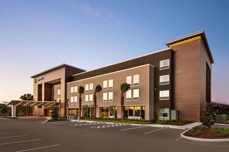 La Quinta Inn Suites by Wyndham Orlando IDrive Theme Parks - Image 13