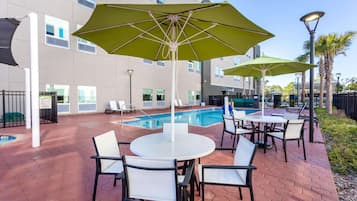 Una piscina al aire libre, tumbonas