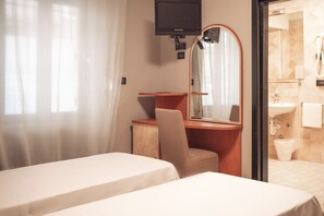 Quarto casal ou duplo econômico | Cofres nos quartos, escrivaninha, cortinas blackout, Wi-Fi de cortesia