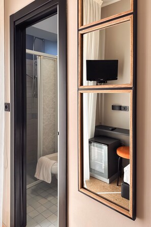 Quarto solteiro standard | Cofres nos quartos, escrivaninha, cortinas blackout, Wi-Fi de cortesia