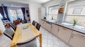 Fridge, microwave, oven, stovetop - Vacation apartment Seewind W05 (Laboe)