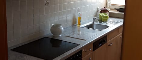 Réfrigérateur, un four, surface de cuisson, lave-vaisselle