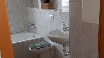 Duschwanne, Haartrockner, Handtücher, Toilettenpapier