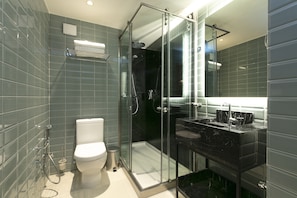 Premium-Doppelzimmer | Badezimmer | Dusche, Regendusche, kostenlose Toilettenartikel, Haartrockner