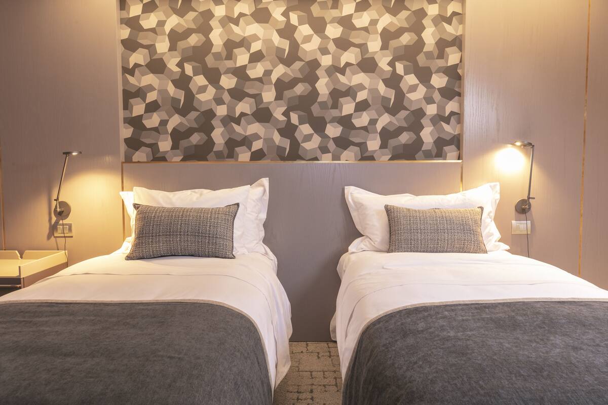Kamar Double atau Twin Premium | Seprai premium, selimut bulu angsa, dan tempat tidur Select Comfort