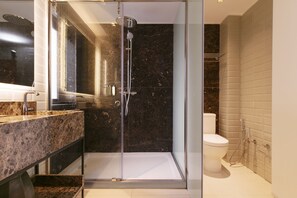 Kamar Double Elite | Kamar mandi | Shower, pancuran hujan, perlengkapan mandi gratis, dan pengering rambut