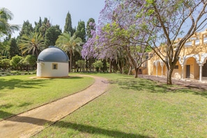 A pathway leading to a small dome structure, surrounded by greenery and trees. - Central Apartment "Marbella Suites" Near the Beach with Pool, Terrace & Air Conditioning (Marbella, Málaga)